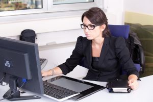 אישה מול מחשב